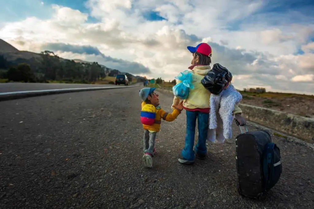 Las historias de migración que el artista Édgar Álvarez plasma en plastilina Las historias de migración que el artista Édgar Álvarez plasma en plastilina