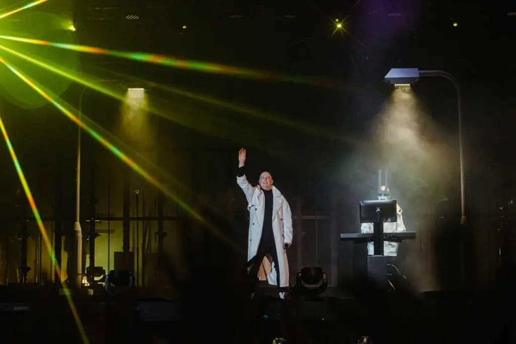 Pet shop boys se presenta este sábado en bogotá para interpretar sus grandes éxitos Pet shop boys road to primavera