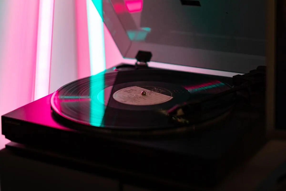 Tornamesa, tocadiscos, vinilo