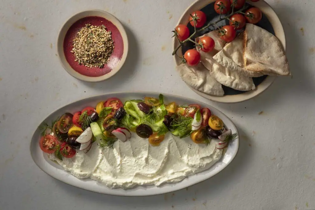 Cuatro platos para compartir al centro de la mesa Puré de remolacha platos para compartir