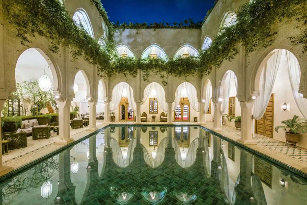 La riad almaha marrakech es uno de los palacios más sorprendentes de marruecos