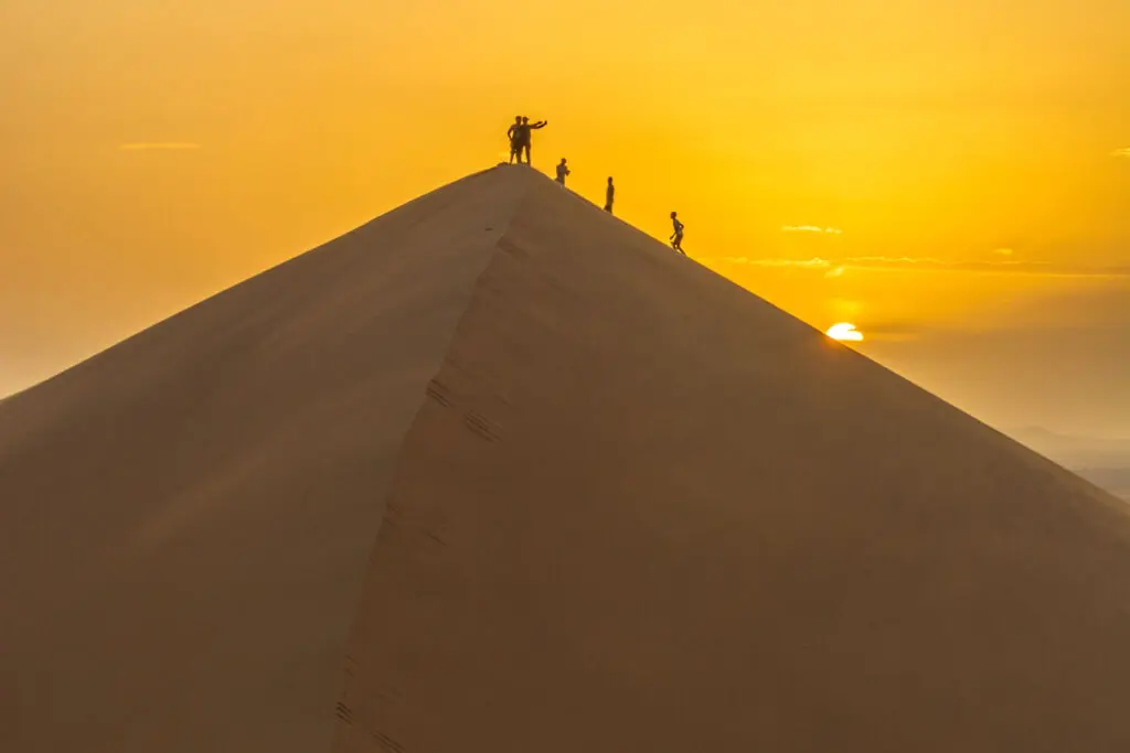 Atardecer en las dunas del desierto en una expedición por el Sahara / Cortesía Experience Morrocco.
