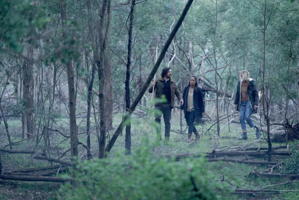 ¿qué haría si un agujero negro lo lleva al mundo de los dinosaurios? Eoin macken tiene la respuesta en la serie la brea