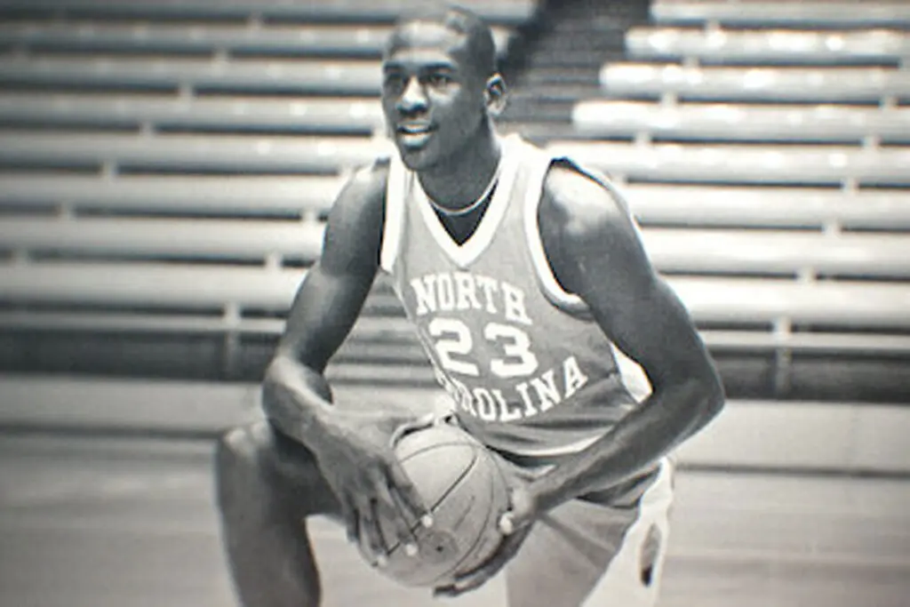 Michael jordan en sus años de jugador de basquetbol universitario, universidad de carolina del norte. Cortesía netflix colombia.