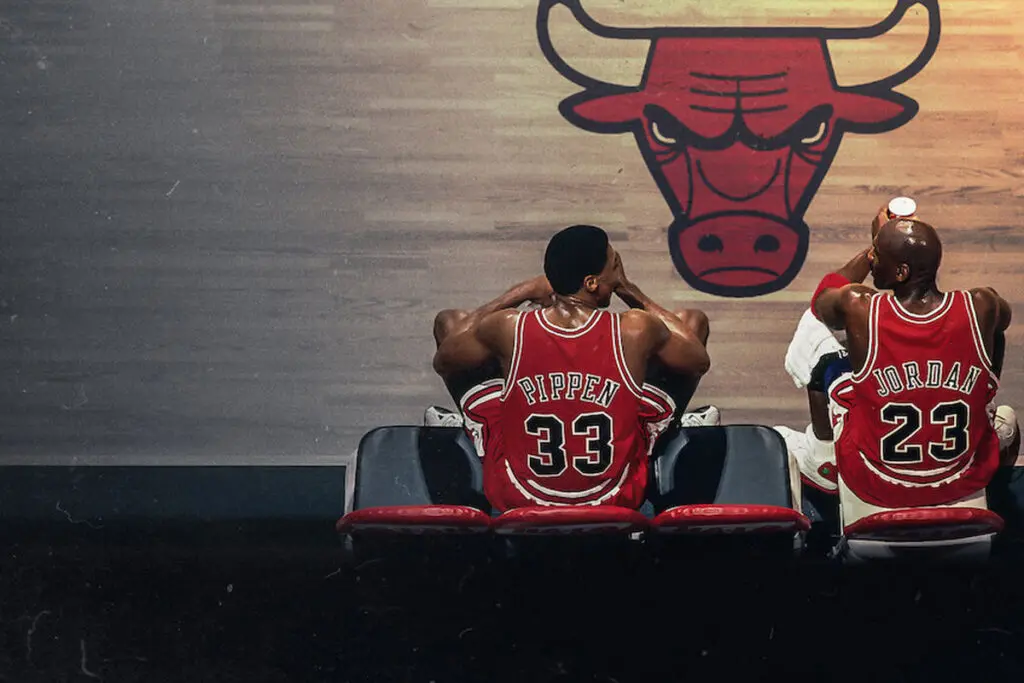 Michael jordan y scottie pippen sentados en el banco