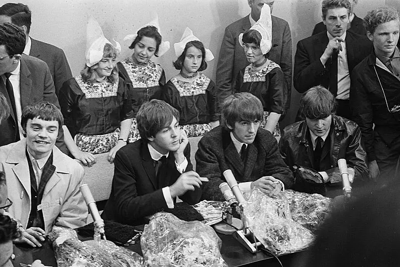 The Beatles llegando al aeropuerto de Schipol, Amsterdam, para una conferencia de prensa en 1964. Pot, Harry / Anefo (CCO)