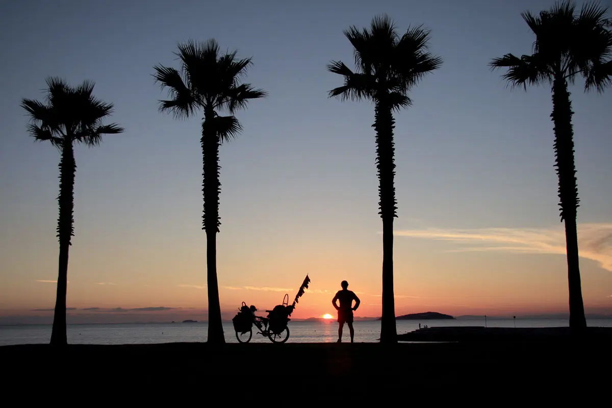 La historia del argentino que le dio la vuelta al mundo en bicicleta