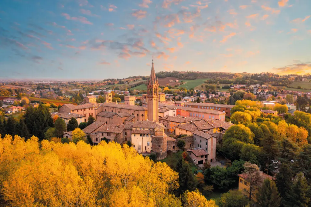 Todo lo que debe saber para viajar a Módena, Italia, y conocer su herencia medieval, carros de lujo y gastronomía sin igual