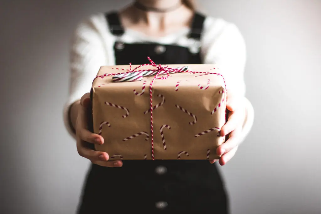 Cuatro aplicaciones para jugar amigo secreto en navidad