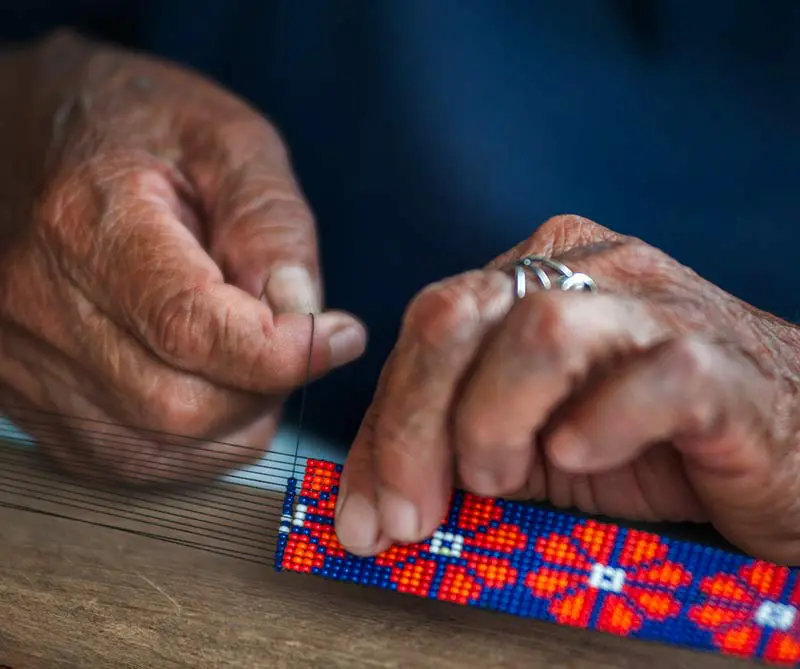 Artesanías en Antioquia: un paseo para conocer su origen Artesana embera