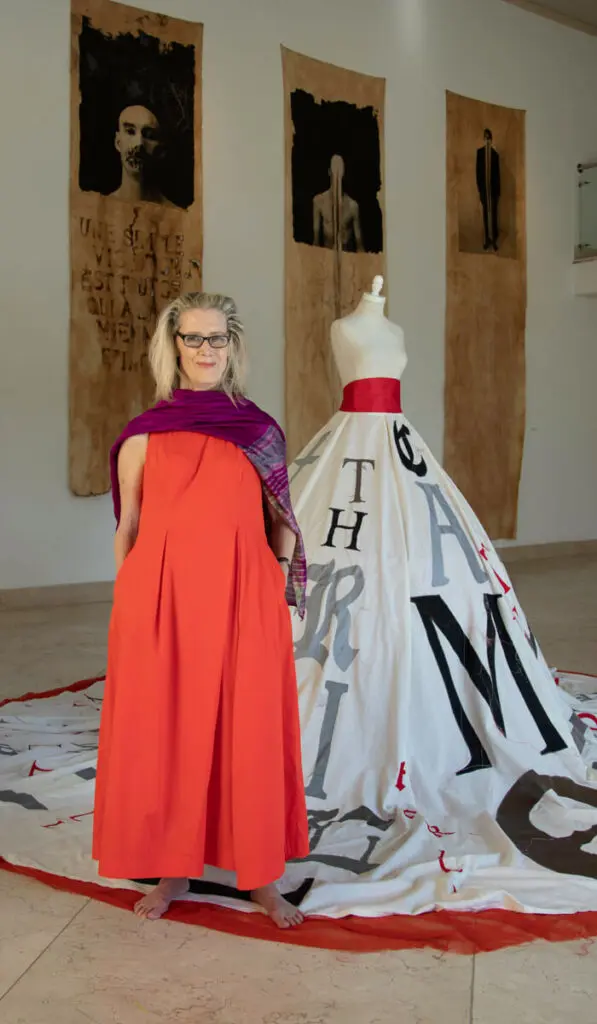 Lesley Dill crea sus obras en
su taller artístico en Brooklyn,
Nueva York.