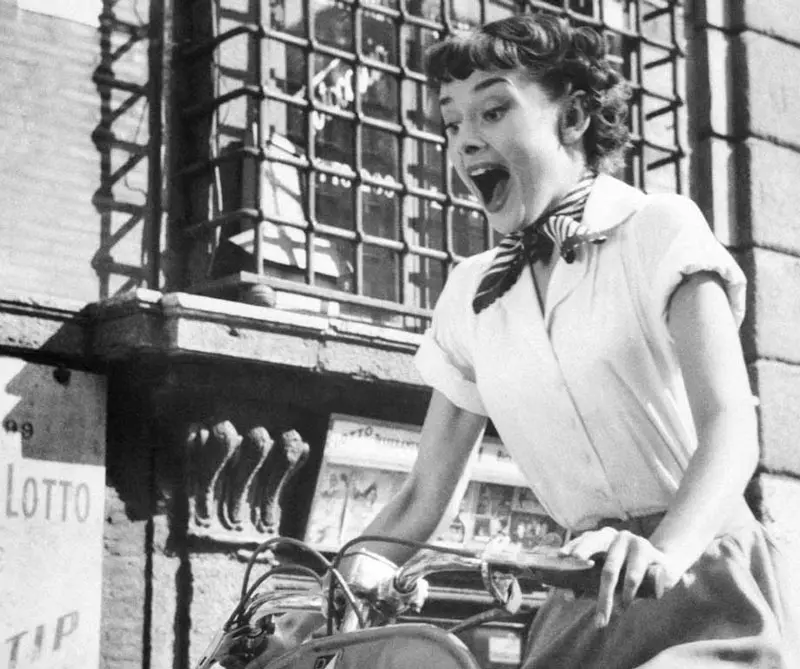 Cuatro pares de guantes blancos para la noche, 1960- http://www.christies.com/