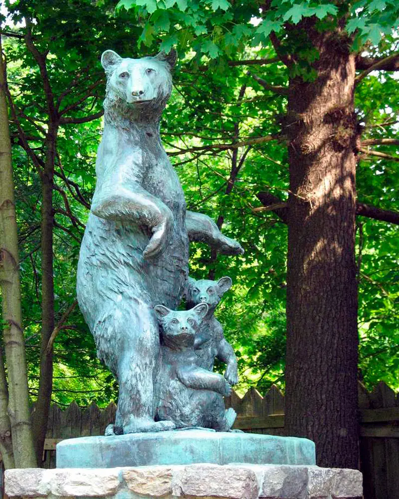 Madre oso y sus cachorros