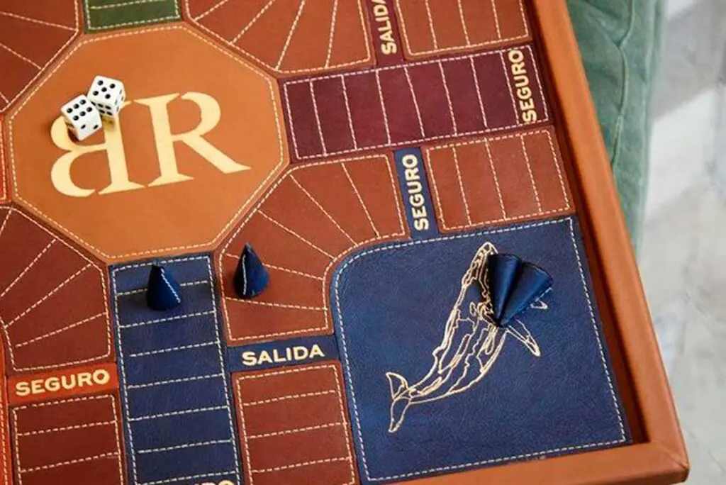 La marca de juegos de mesa que combina la elegancia y el sello colombiano