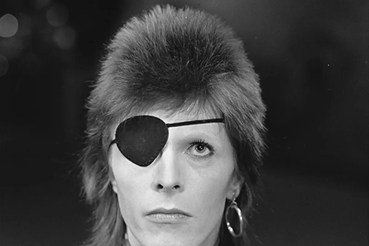 Un plato de papel de 22 mil dólares y otros 4 objetos de famosos subastados por millones