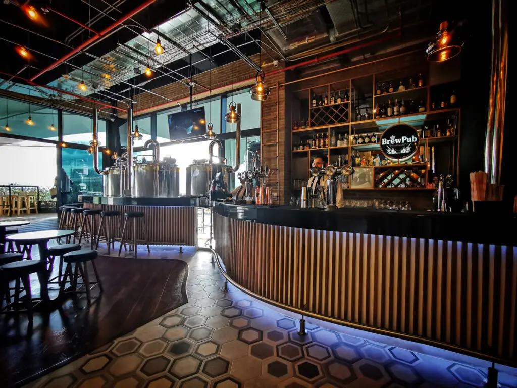 Brewpub, una cervecería a 42 metros de altura para disfrutar de la vista capitalina Coctelería de autor