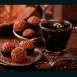 México: Finalice la ruta en Chiapas donde disfrutará de café cultivado en la selva a 1500 metros sobre el nivel del mar. Allí podrá saborear las recetas indígenas, que lo preparan hervido en ollas de barro junto con cáscaras de naranja y canela. También podrá degustar el famoso carajillo, elaborado con café espresso frío, servido con hielo y licor español Cuarenta y Tres, conocido así por su destilación con 43 tipos de cítricos, frutas y especial del Mediterráneo.