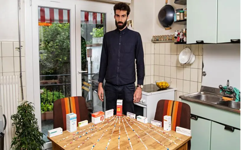 Happy Pills: “La felicidad está en comprar medicamentos que no necesitamos”