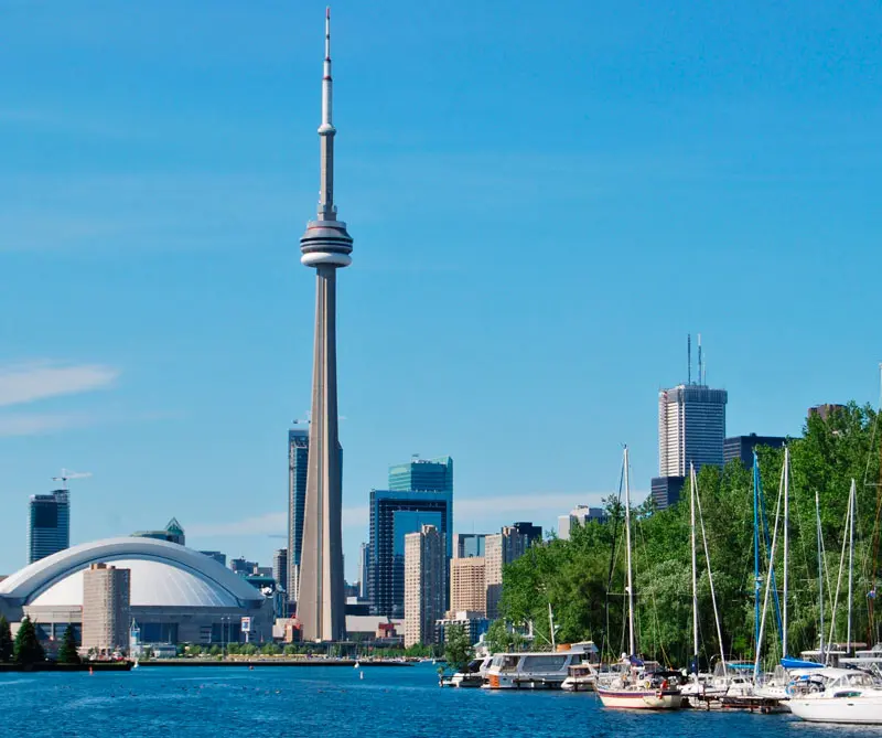 La Plaza Nathan Phillips es el lugar ideal para patinar en invierno. Los tres arcos se conocen como Arcos de la Libertad.