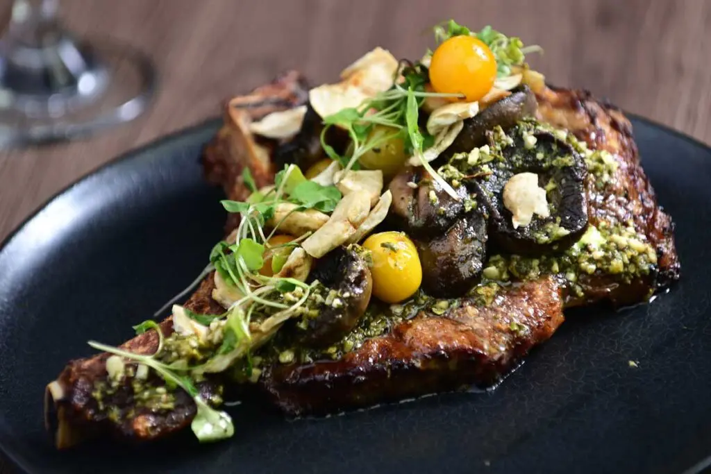 Conozca a sebastián rico, el chef detrás de el martelo, el mejor restaurante de fontibón Carne en el restaurante el martelo