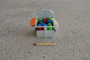 El arte en miniatura de Mafe Mantilla que representa la estética popular colombiana