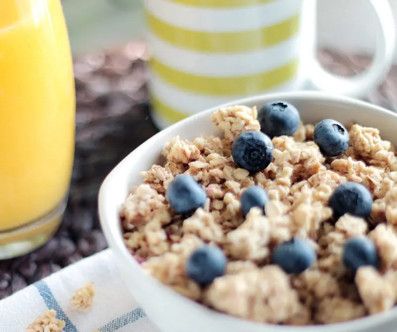 Cinco consejos para un desayuno balanceado cereal con arándanos