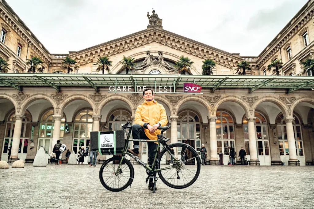 La historia del colombiano que conquistó Francia con chorizos chorizos