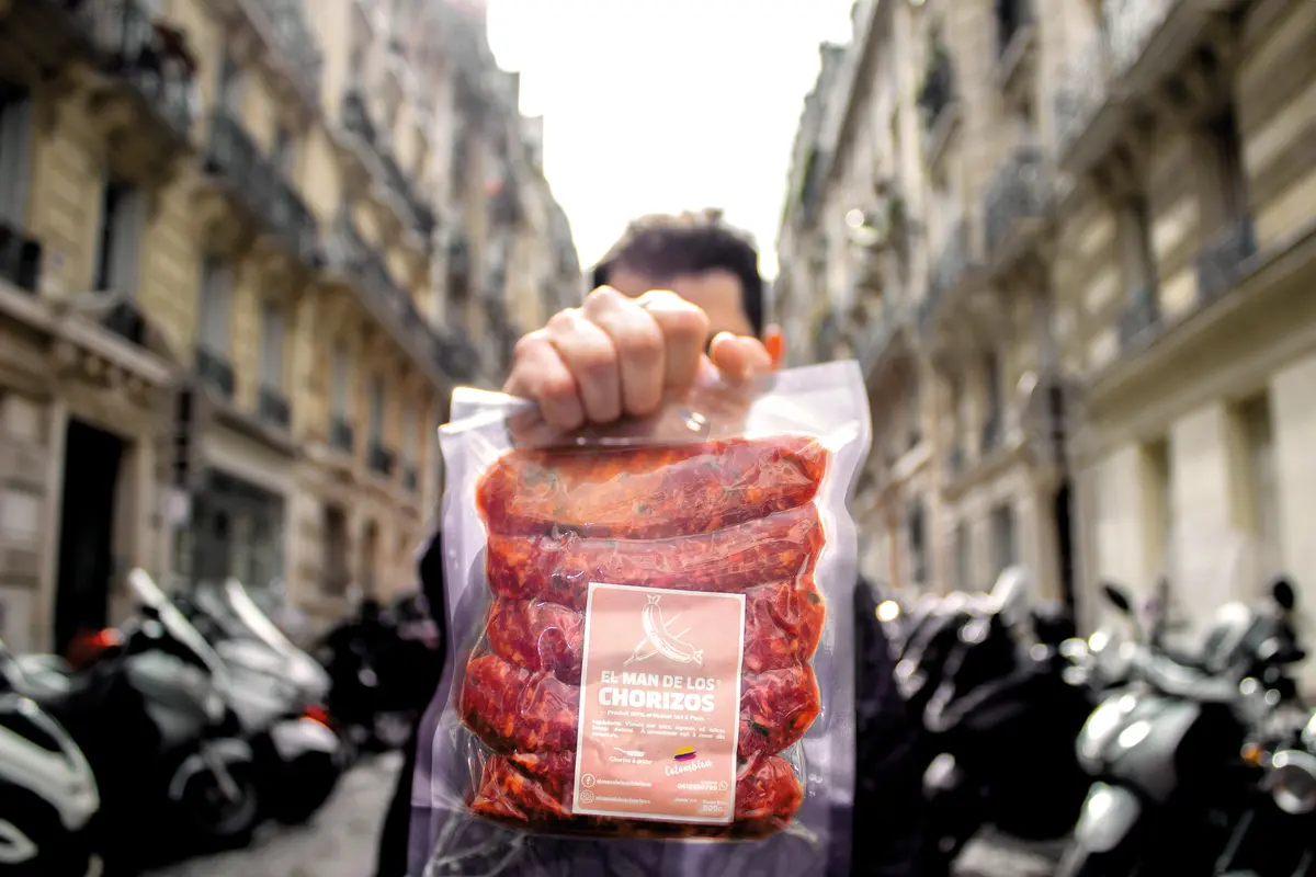 La historia del colombiano que conquistó Francia con chorizos chorizos