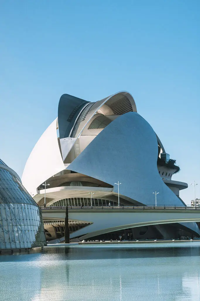 El Palacio de las Artes es un centro de conciertos que acaba de abrir sus puertas luego de cuatro años de restauración / Daniel Guti (pexels).