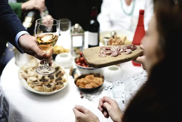 ¿qué es eso de "cenar con extraños"?