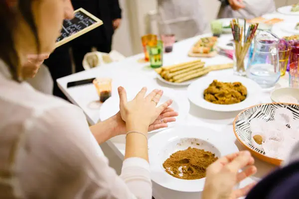 ¿qué es eso de "cenar con extraños"?
