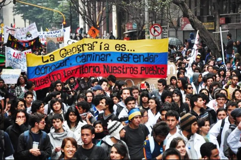 "la constitución política de colombia es un nudo de contradicciones" Constitución política de colombia