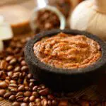 Brasil: Empiece la ruta del café por el país más productor y exportador del mundo. El cafezinho es símbolo de hospitalidad y energía, lo podrá encontrar en las alegres calles de Río de Janeiro, servido con un brigadeiro (dulce típico de Brasil). Si desea visitar los cultivos, vaya al estado de Minas Gerais, donde se encuentran uno de los mayores cafetales de Latinoamérica con fincas de 2 mil hectáreas de cultivos.