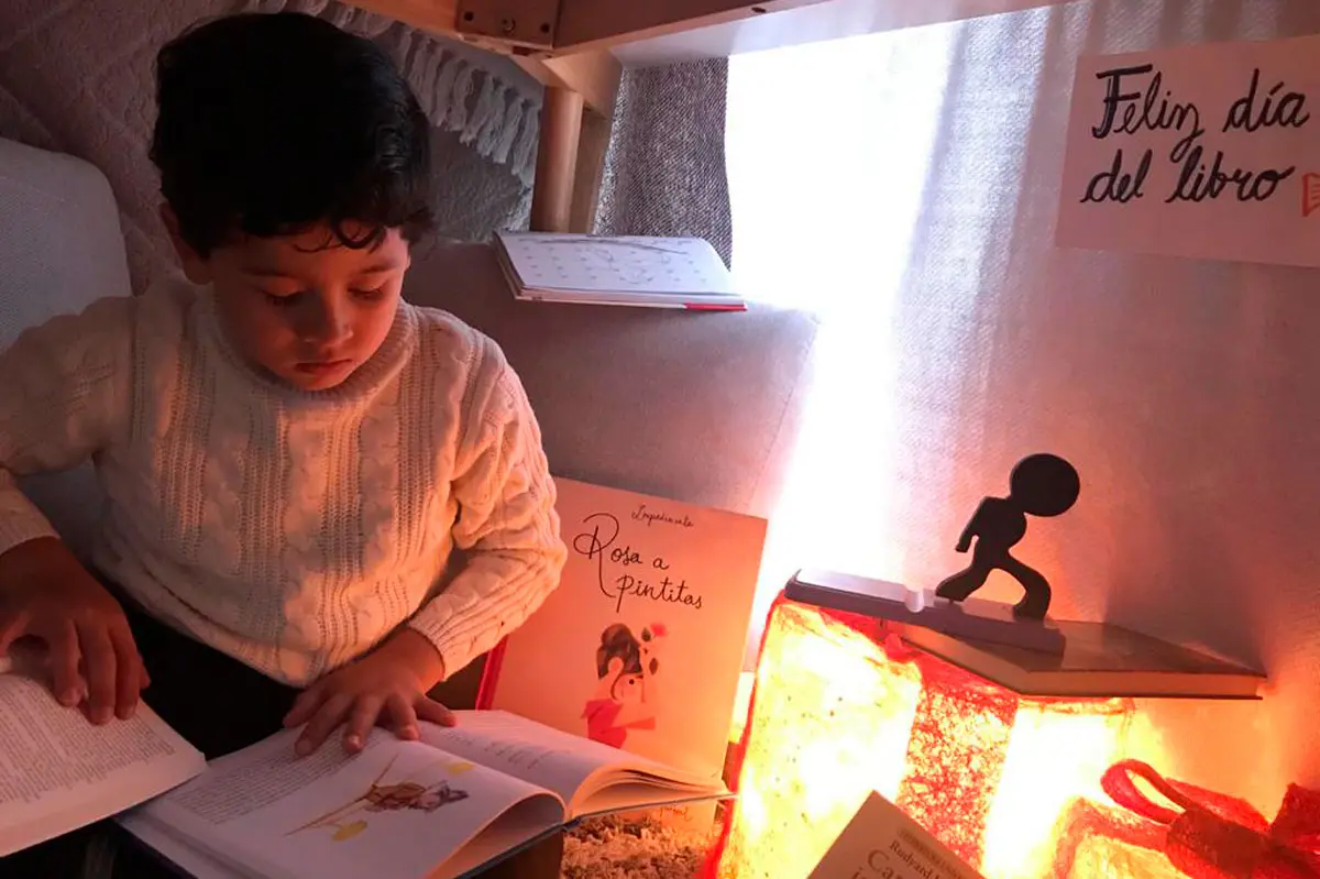 Consejos para llevar la cuarentena con niños en casa niño y libros