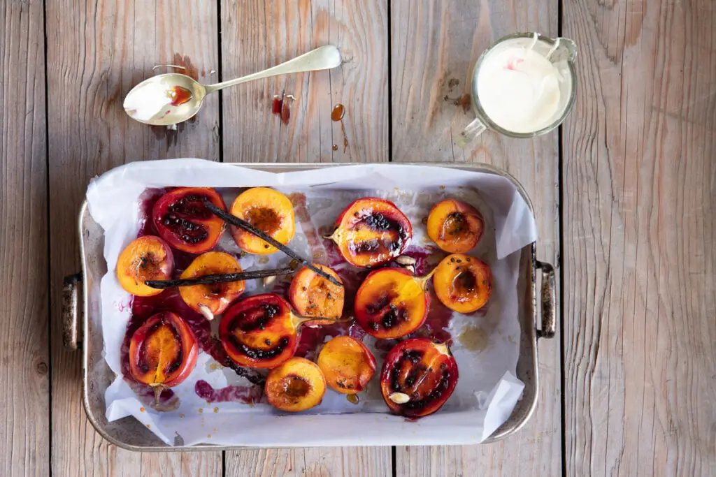 Duraznos y tomates de árbol horneados, una receta con frutas colombianas Receta con frutas colombianas