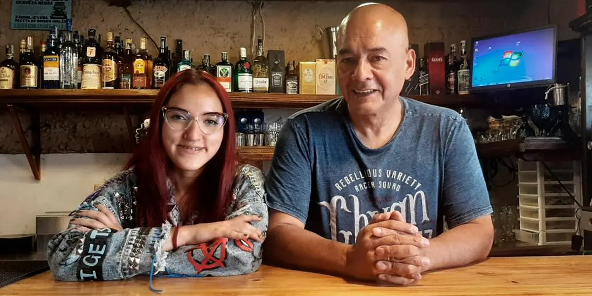 El gato gris, dueños