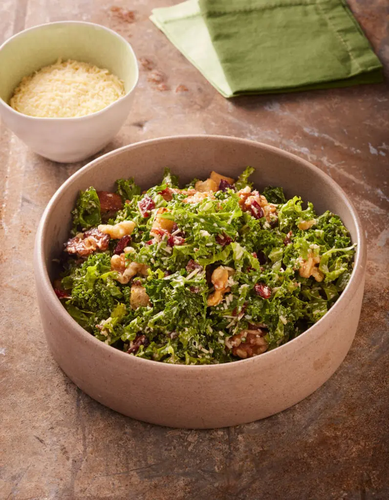 Ensalada de kale, parmesano y frutos secos