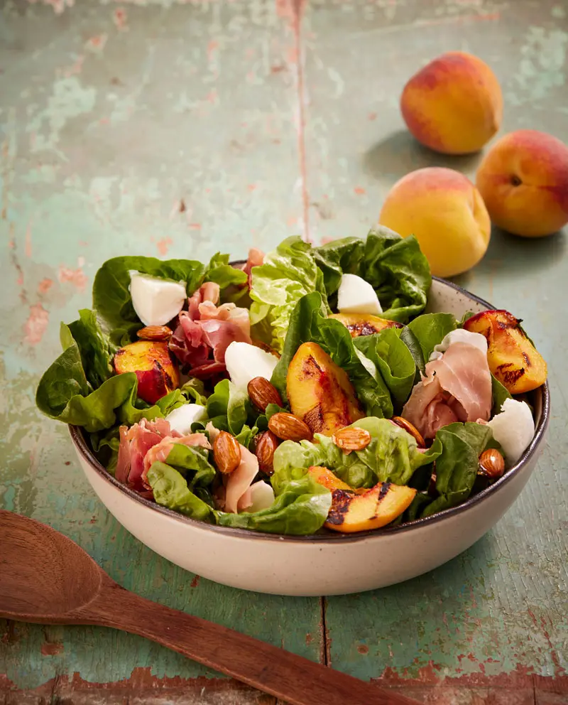 Ensalada de prosciutto y duraznos criollos a la parrilla