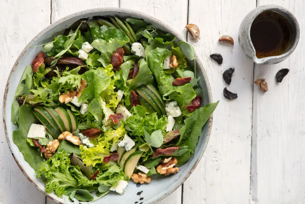 Receta de ensalada con feijoa, queso azul, tocineta y nuez de nogal Receta de ensalada