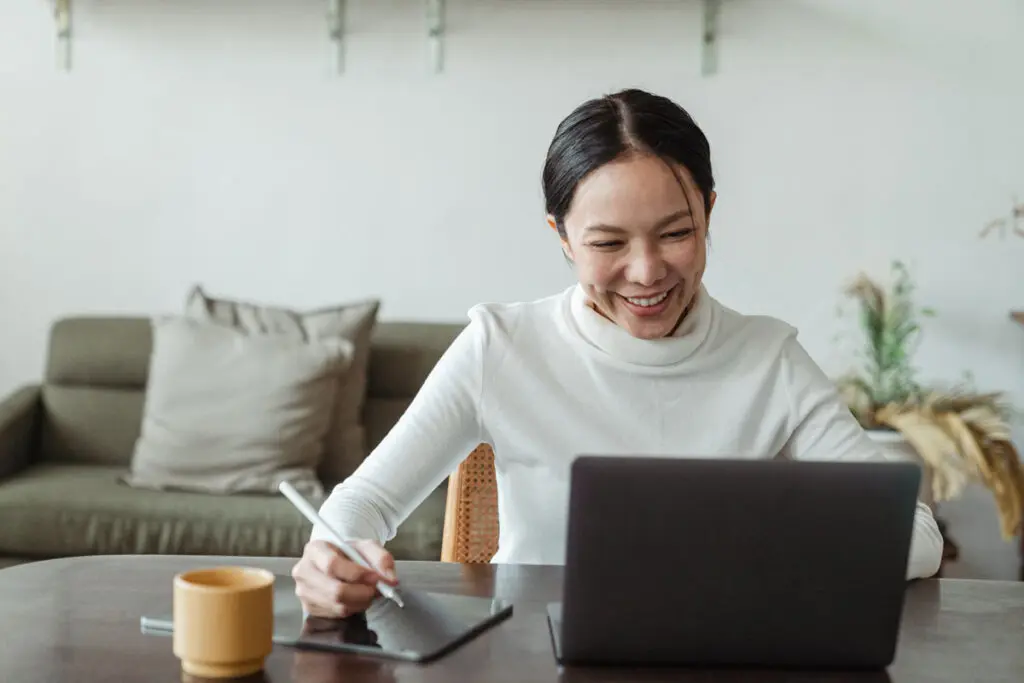 5 errores que comete la gente en una entrevista de trabajo virtual Entrevista