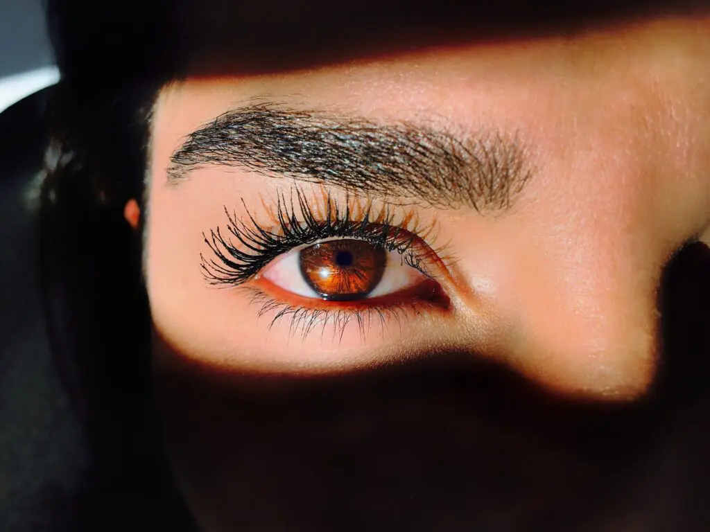 Guía para cuidar las cejas: tendencias, cuidados y los errores más comunes que debe evitar Cómo cuidar las cejas.