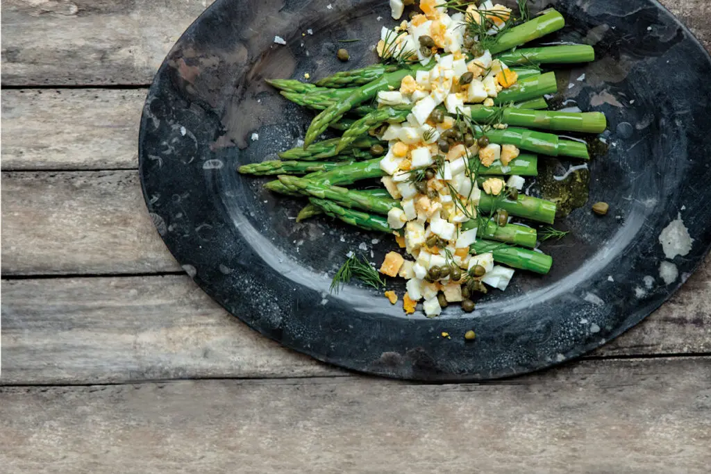 Receta: espárragos con huevos y alcaparras Espárragos