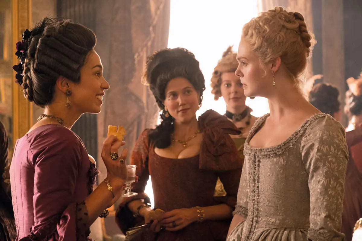 Elle fanning es catalina la grande en the great, entrevista exclusiva