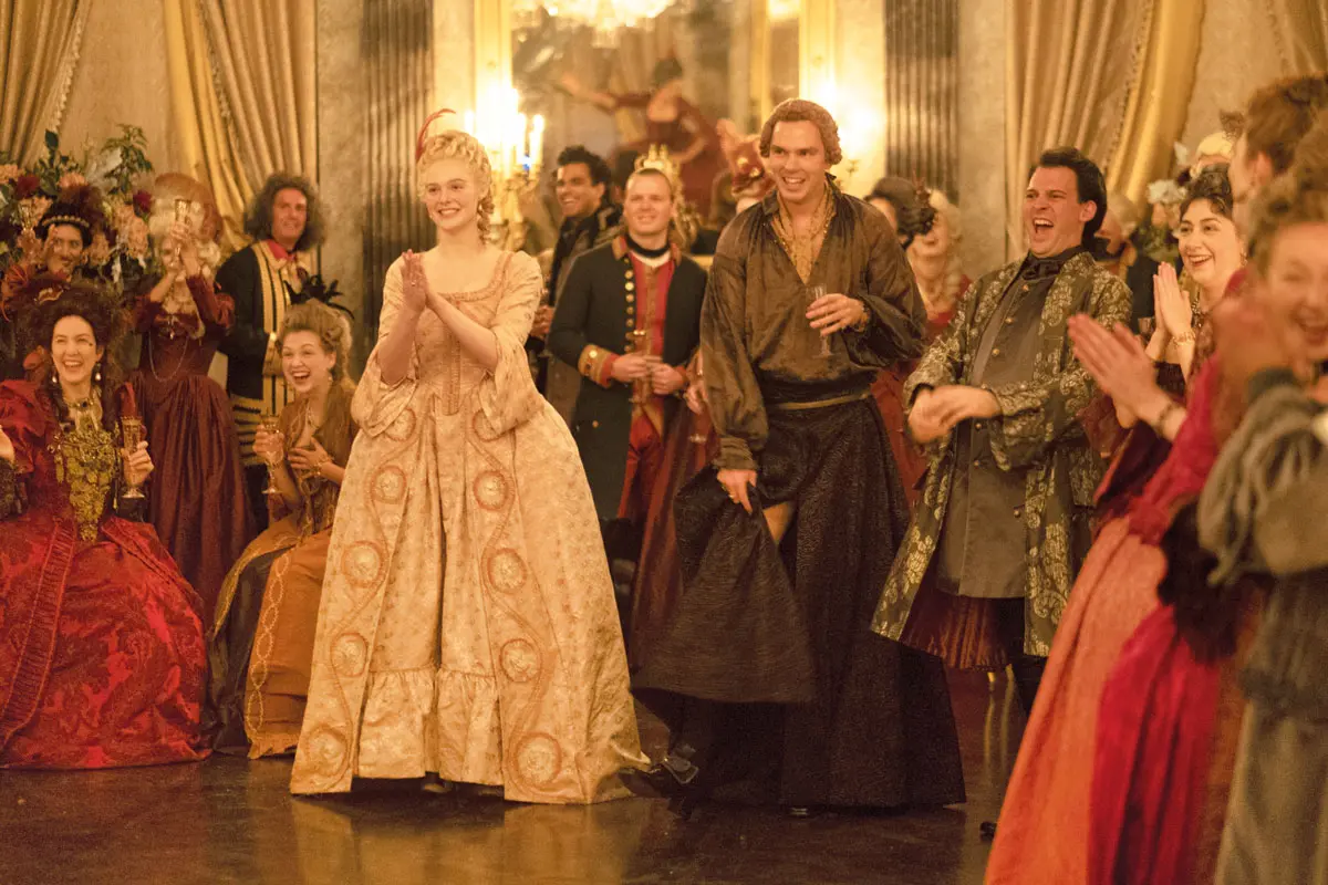 Elle fanning es catalina la grande en the great, entrevista exclusiva