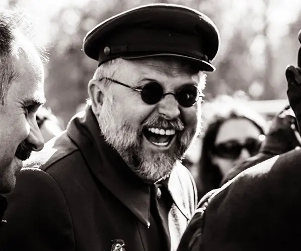 Día Mundial de la alegría: el secreto está en las relaciones sociales Hombre de lentes está alegre