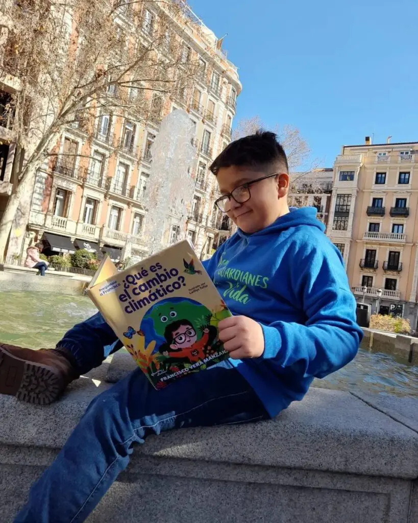 El educativo libro “para todos” de Francisco Vera, el niño activista