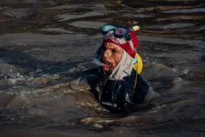 Frayle Jon, el hombre que nada por el río Magdalena contra el fracking