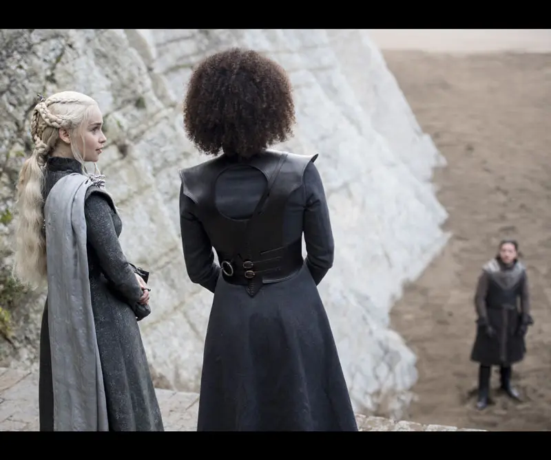 "Uy amigos, ahí está Jon", dice Theon