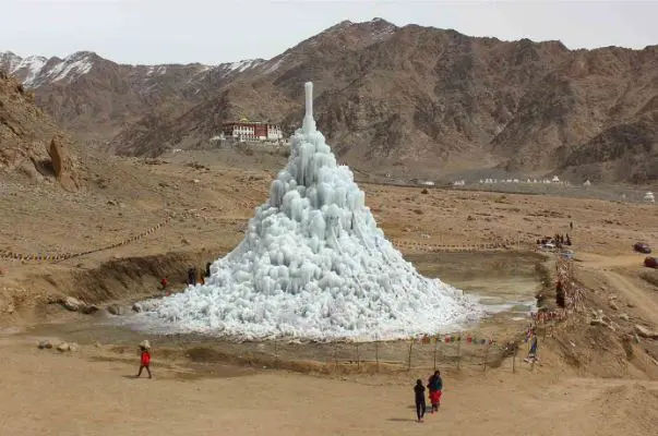 ¿una pirámide de hielo en medio del desierto?