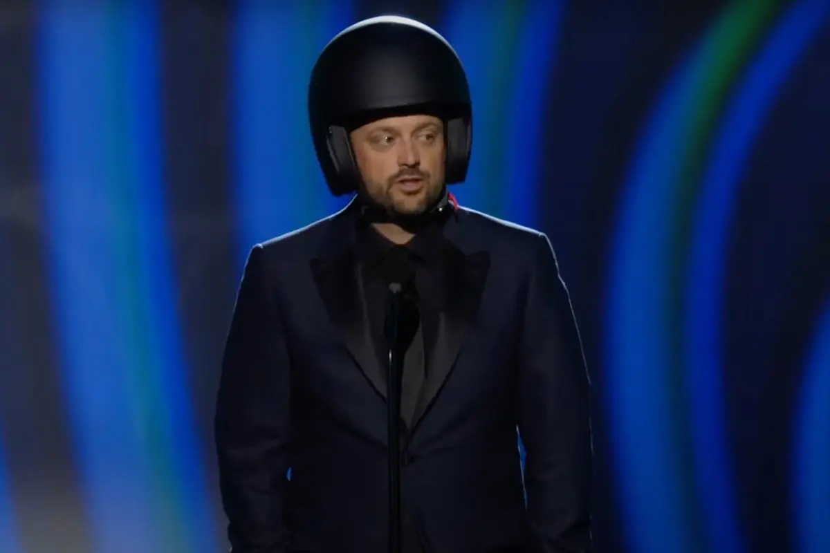Nate Bargatze en los Grammy 2022.